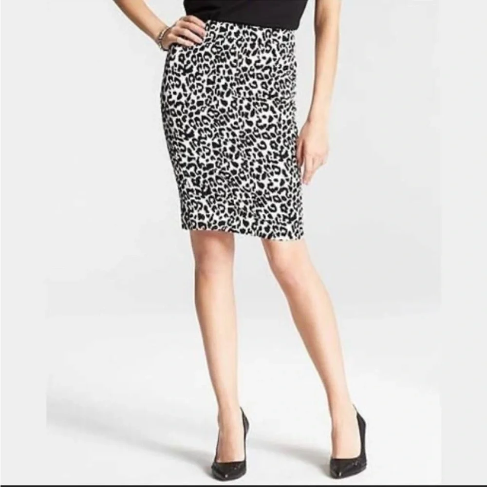 EUC WHBM Black White Leopard Print Pencil Skirt | Size 6